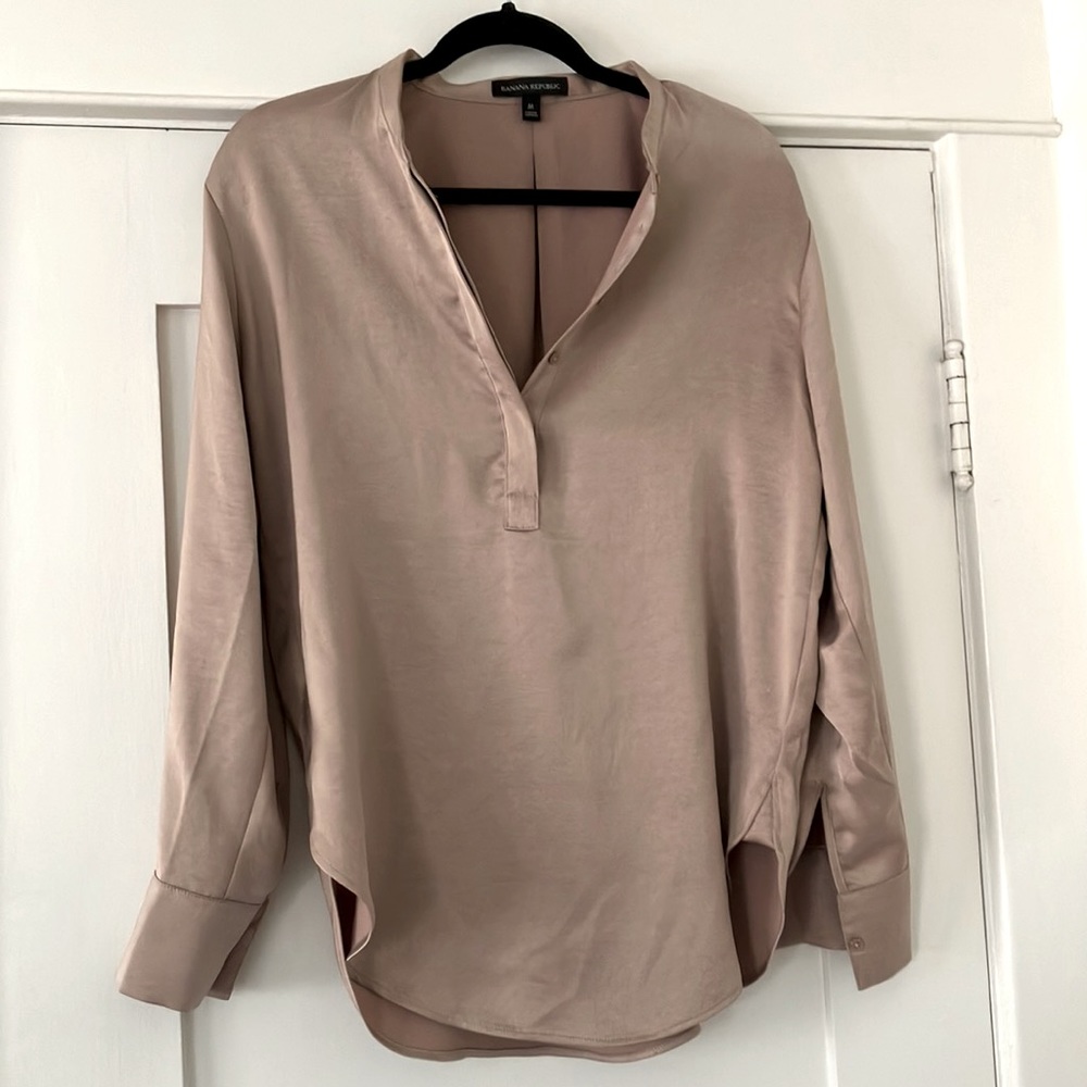 Beige Blouse Banana Republic Size M Silky Crew Neck Button Front closure